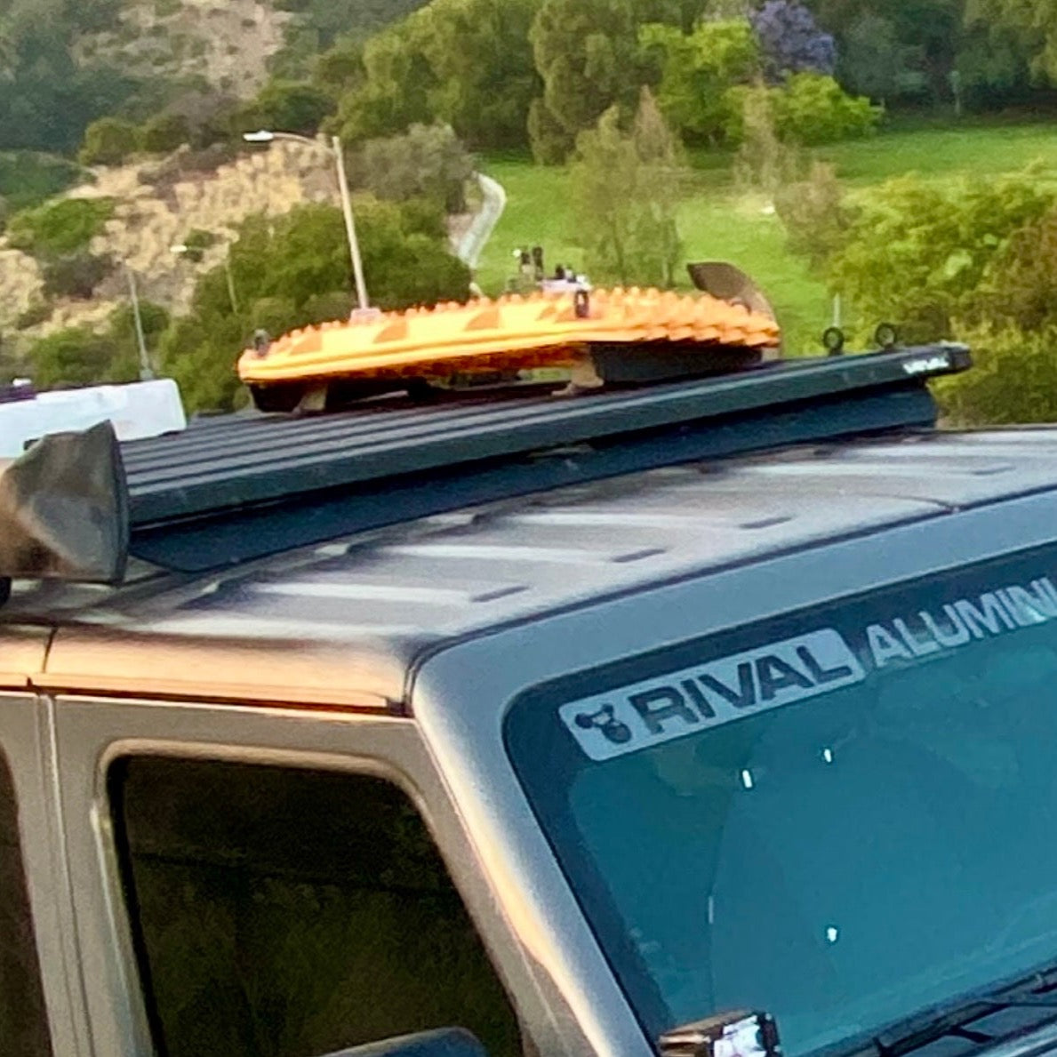 Jeep glass outlet roof